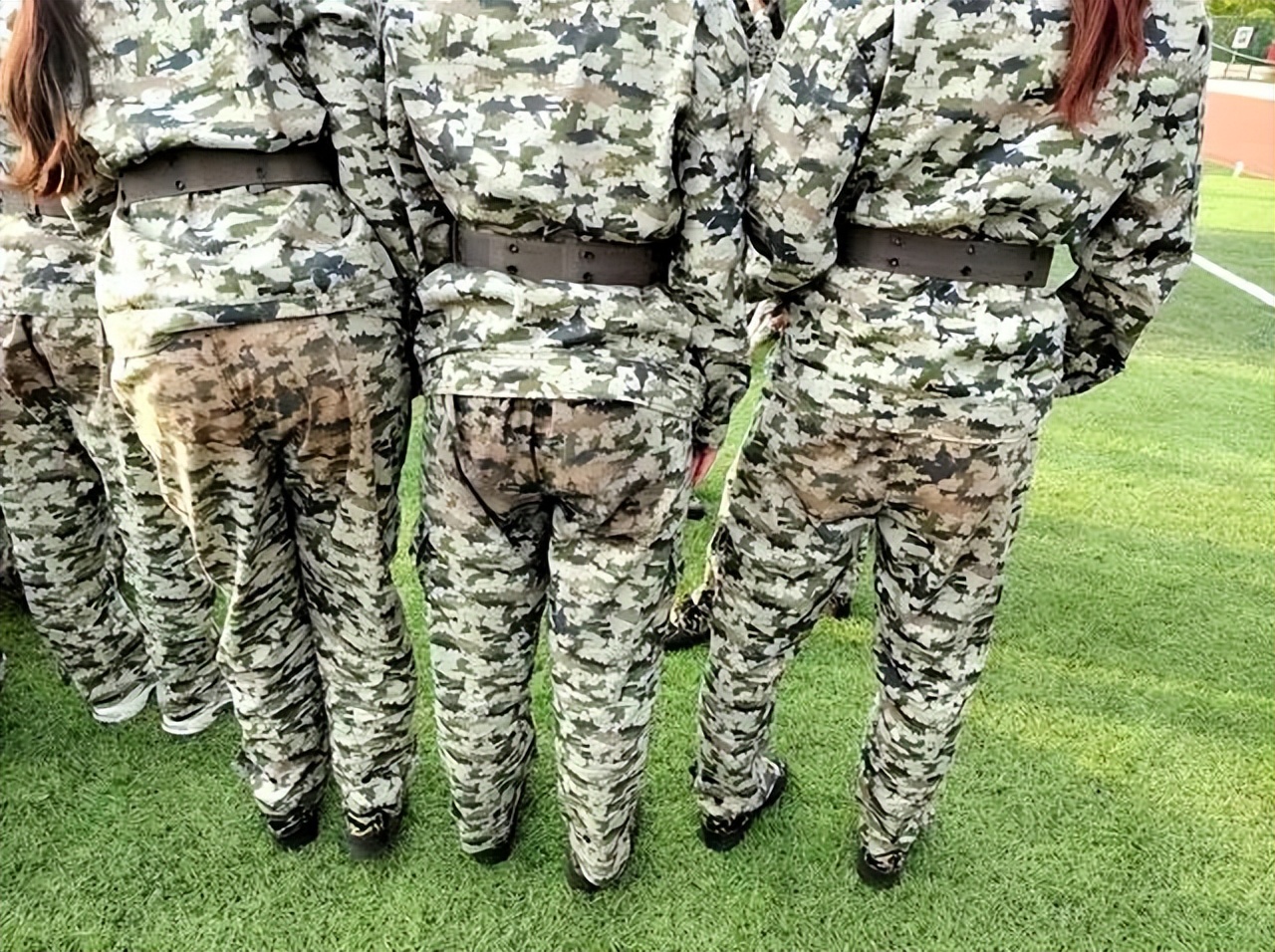 高校军训服又薄又透，遭学生吐槽质量差，“穿什么都能看得清”！