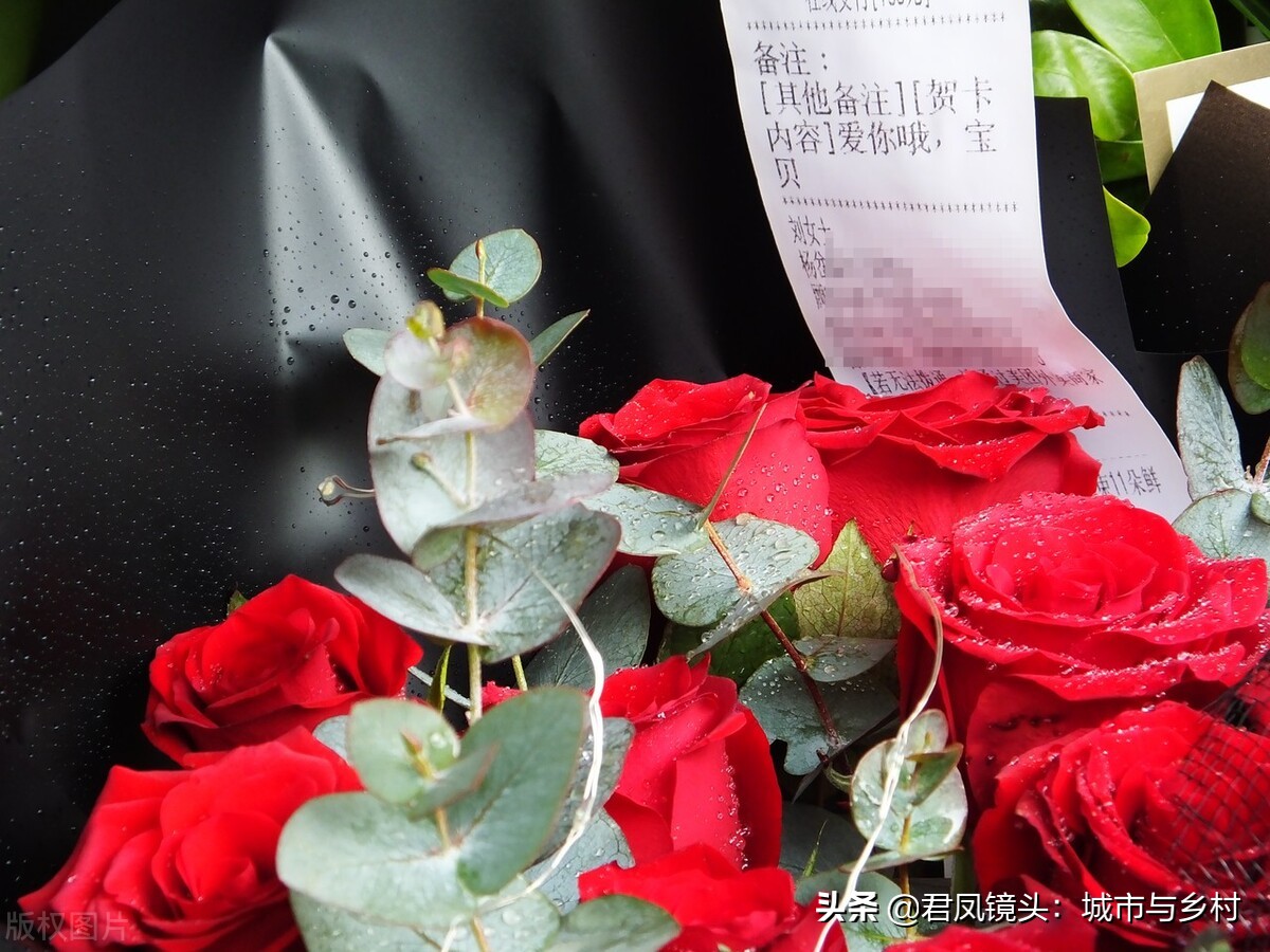 湖北宜昌：情人节，商家为顾客定制的鲜花温馨浪漫，含情脉脉