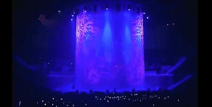 他穿深V露背装，和歌迷开黄色笑话，没被封号还引千万人点赞？