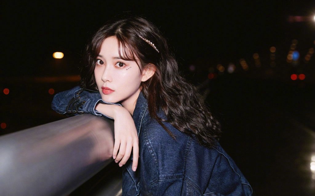 红毯假摔、穿透视装、碰瓷“迪幂孟扎”，赵樱子是要“黑红”到底