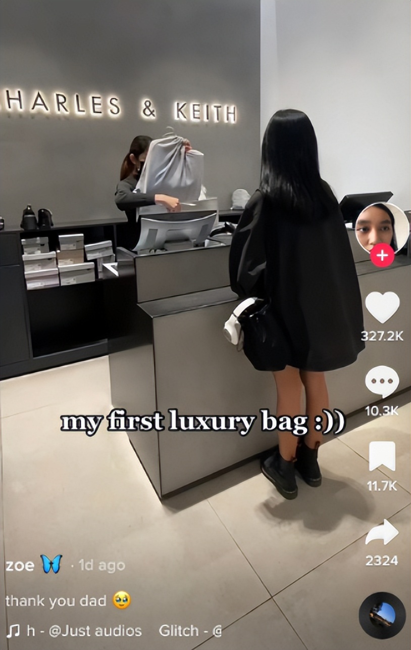 女孩子晒爸爸送的80元的包,女生晒父亲买的包