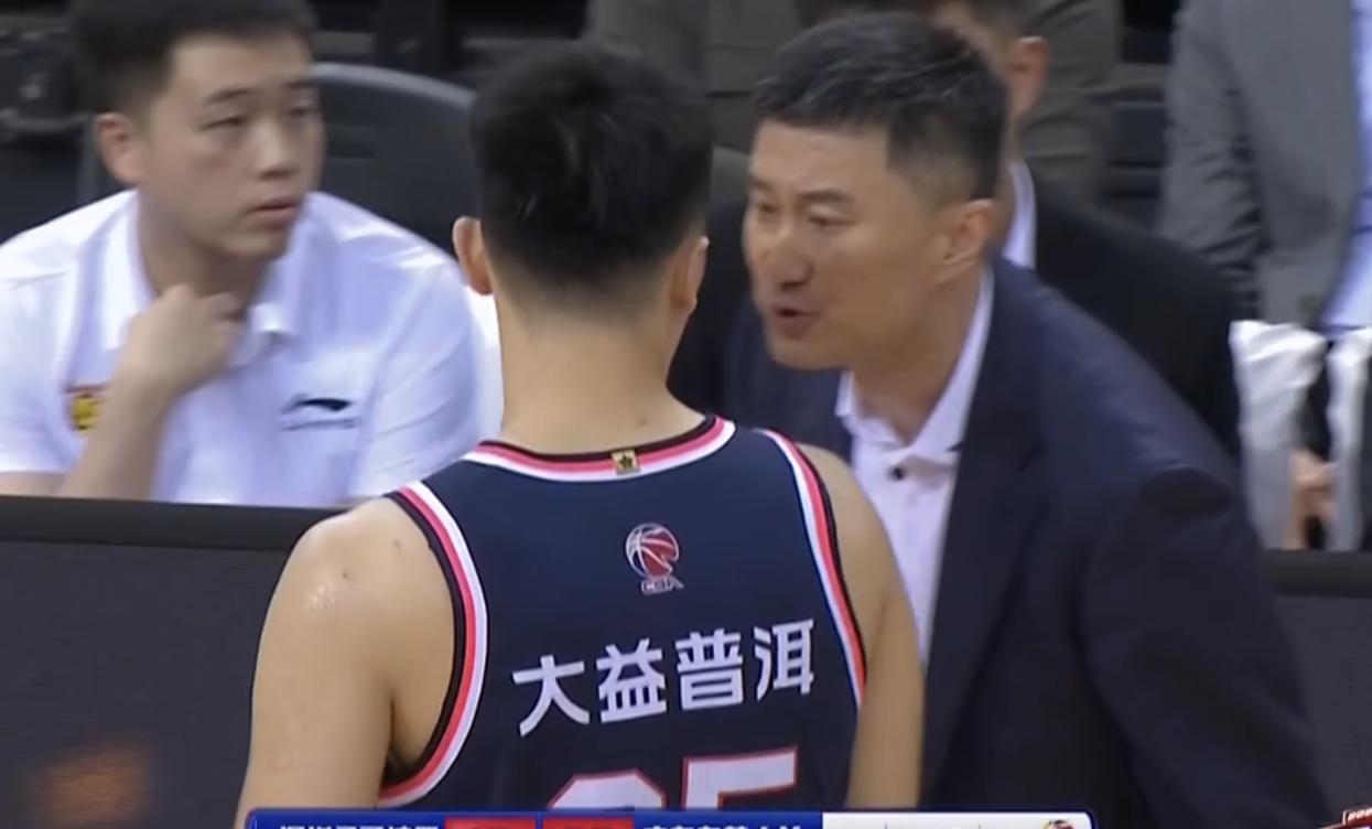 广东1.9秒杜锋战术压哨三分,广东宏远三后卫快攻时刻