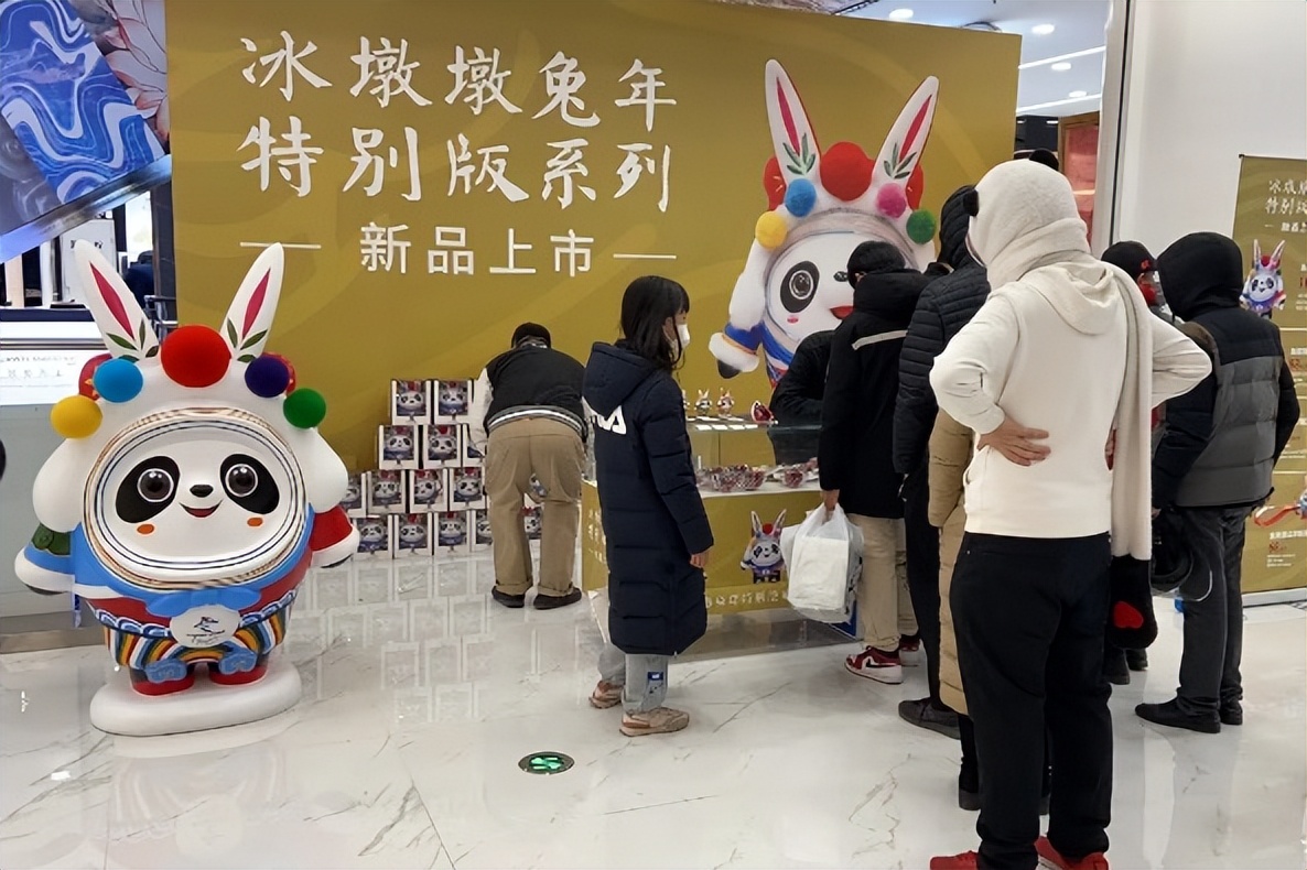 冰墩墩“顶流换装”“兔墩墩”王者归来