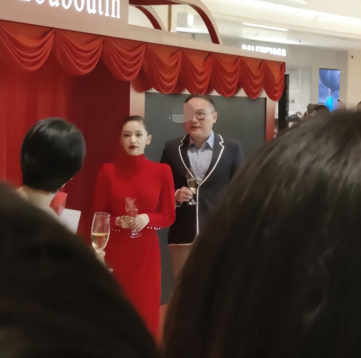 助理伺候明星捏脚,助理伺候明星跪下打伞