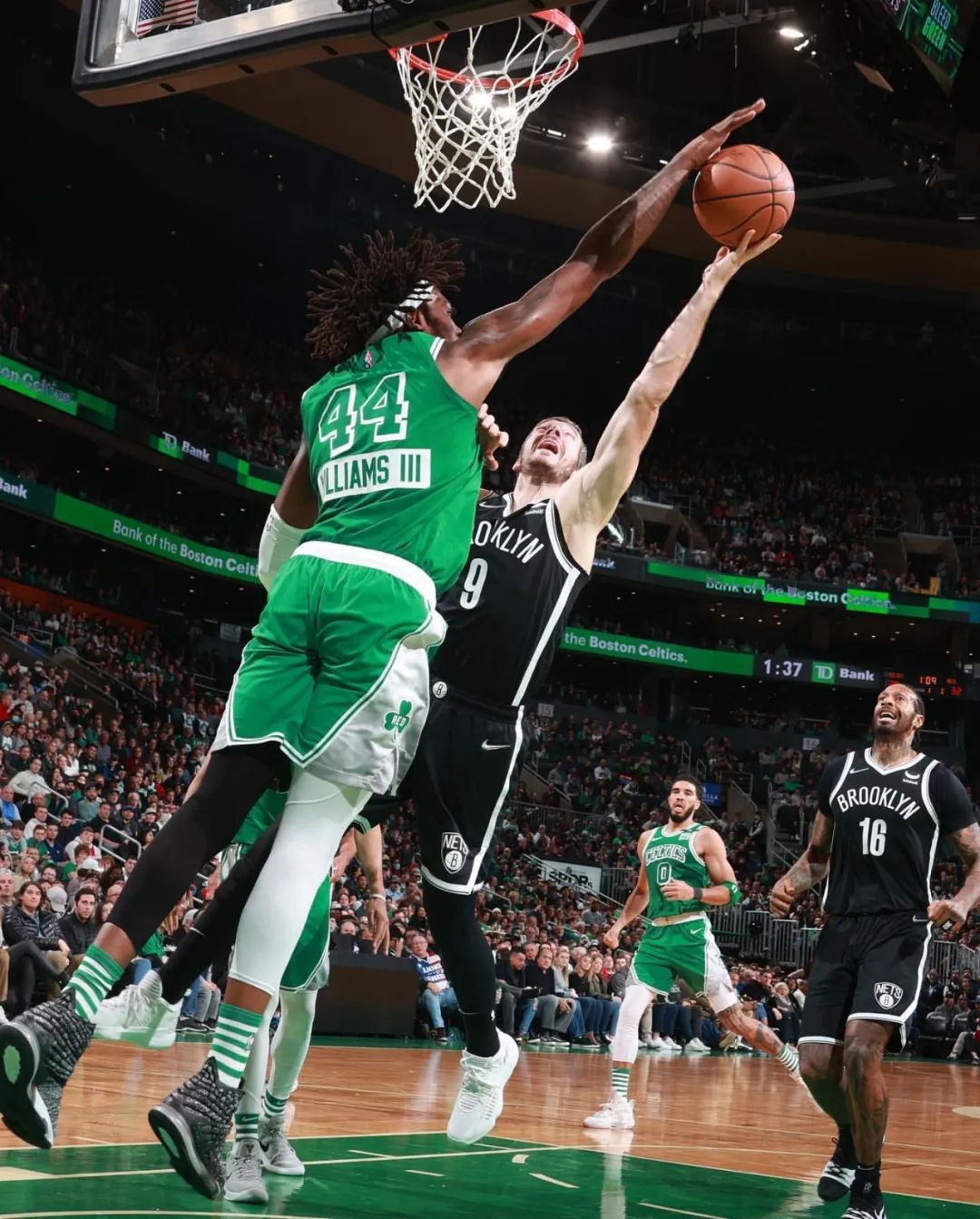 半月板撕裂！别啊，他们刚要冲击总冠军