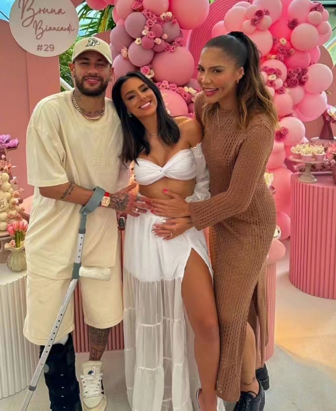 离谱！巴西球星背着孕期女友*腥偷**，疑两人私下达成私密协议