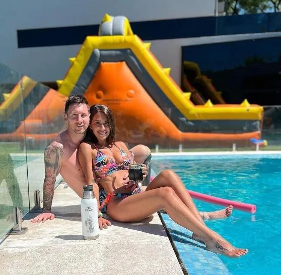 尴尬与温馨！梅西无缘任何奖项却和妻儿畅享假期，娇妻身材火爆