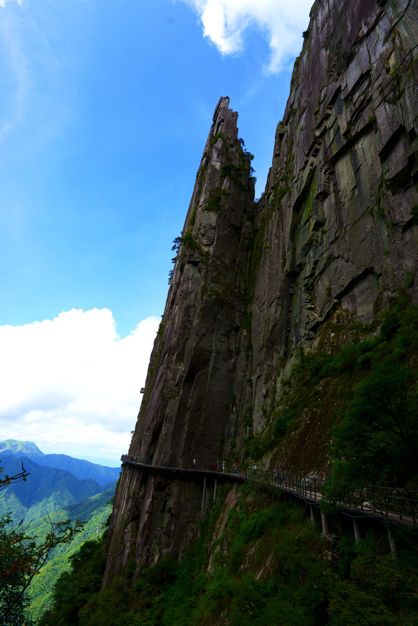 羊狮慕与张家界哪个好,江西明月山和羊狮慕哪个更值得去