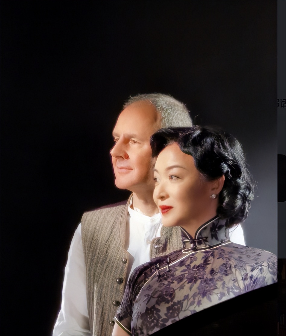 迪丽热巴穿深v抹胸礼服,迪丽热巴穿深v礼服被拍照