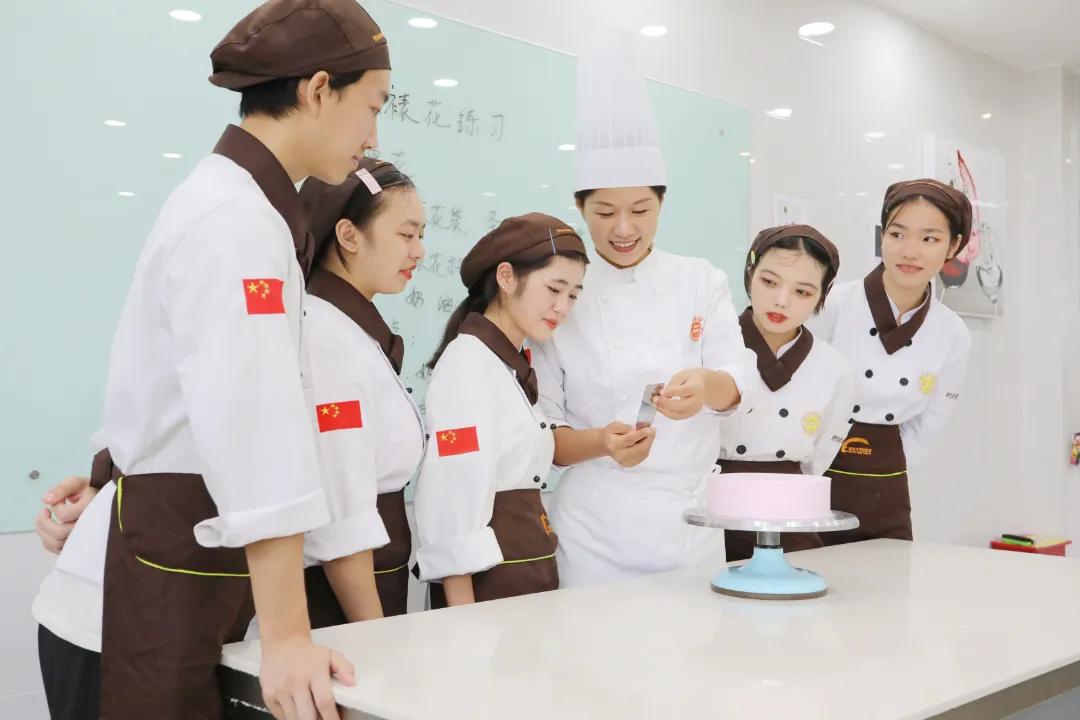 厨师跟西点师哪个有前途,西点师行业前景