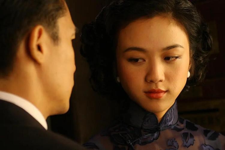 《色·戒》，在爱情中反思战争的残酷性，混乱的年代如何展示情感