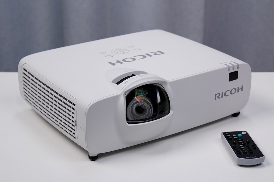 兼顾高亮度和0仰角超短焦,理光RU226ST商务投影仪上手评测