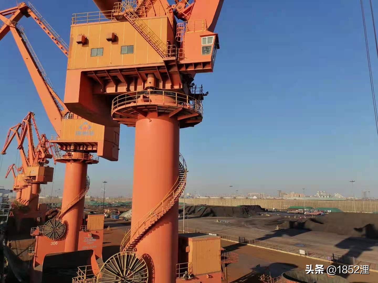 在海上明明看着一排渔网拦在航路上，船舶从中间穿行，怎么没事？