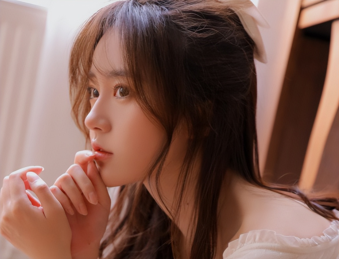 57岁妇女长外阴白斑是咋回事,女士外阴长白斑