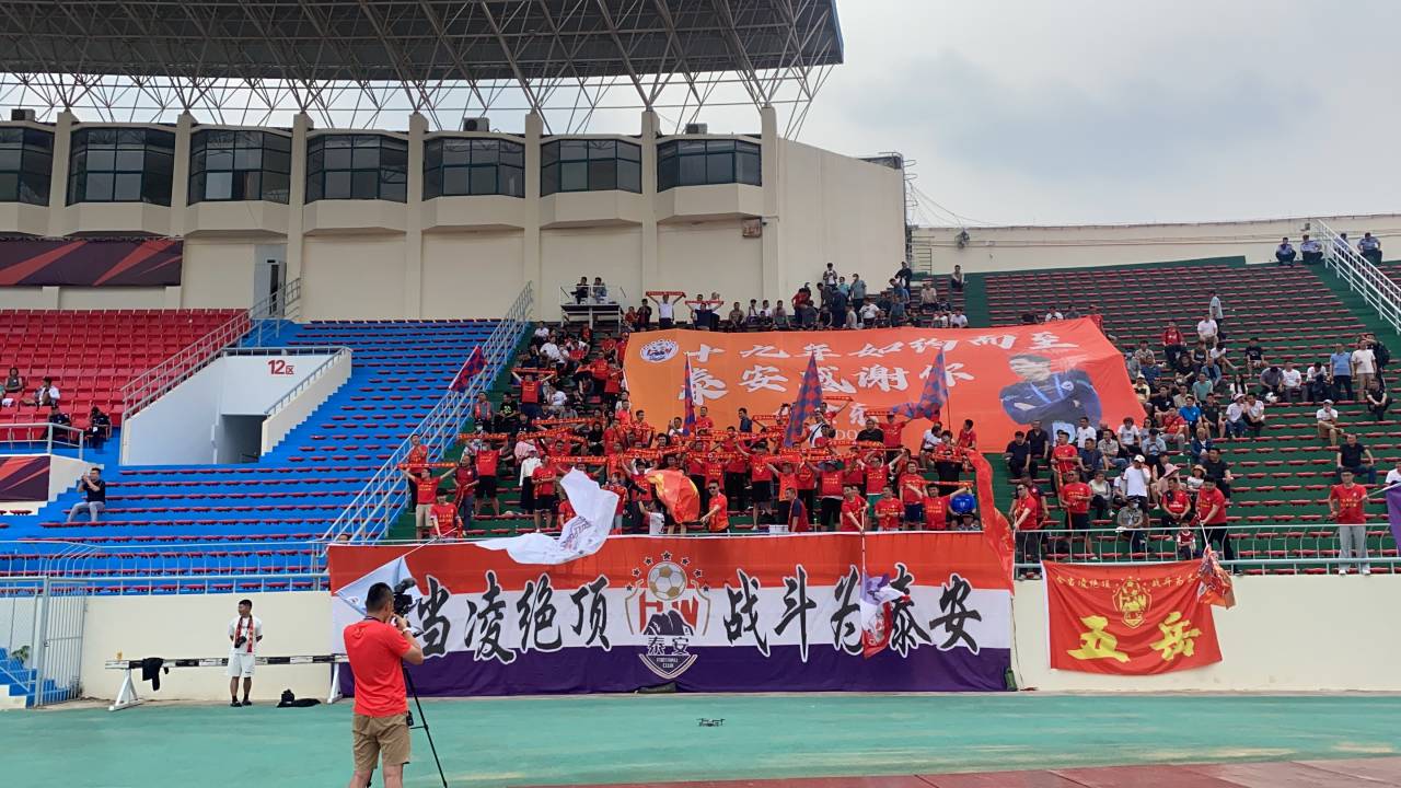 刘金东和球迷互动,刘金东谢场