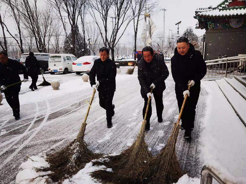 铲冰除雪青年文明号在行动,铲冰除雪鏖战特大桥