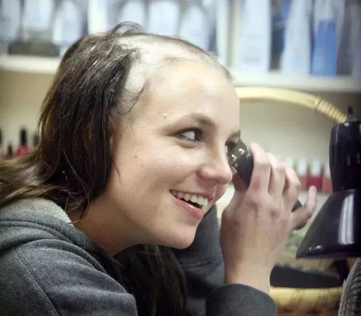 布兰妮被父亲虐待13年,布兰妮被亲生父亲控制了吗