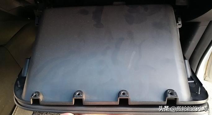 长安cs35更换空调滤芯的方法,长安cs35更换空调滤正反面的方法