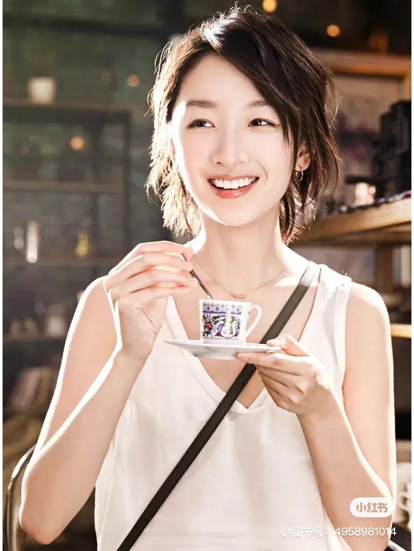 东方青年杂志社封面周冬雨,年轻花旦周冬雨