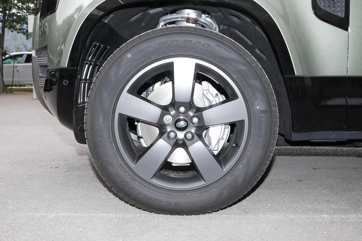 路虎卫士丐版越野能力,硬派越野舒适豪华路虎卫士