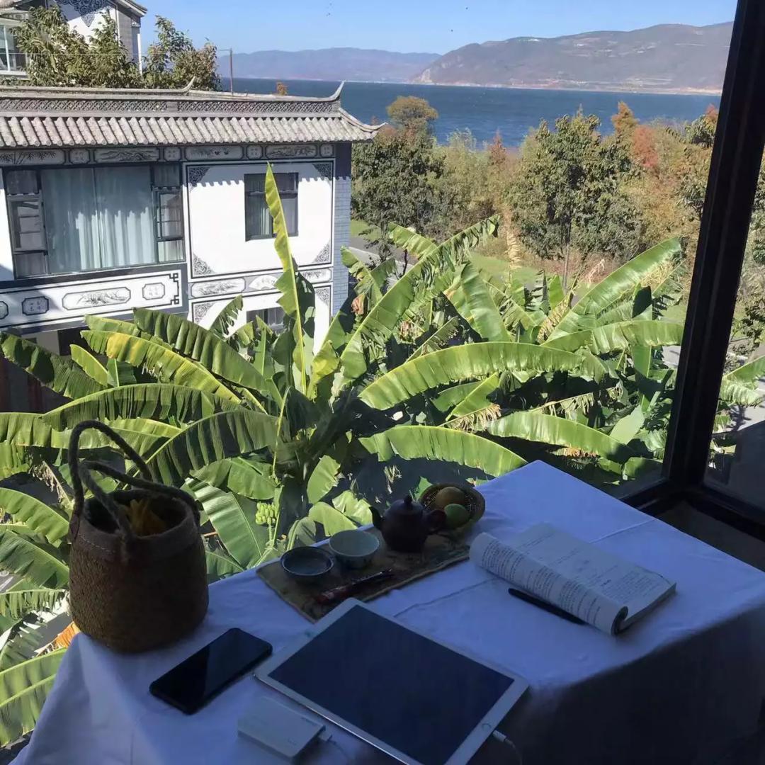 广州的大学生上网课,00后大学生去学校