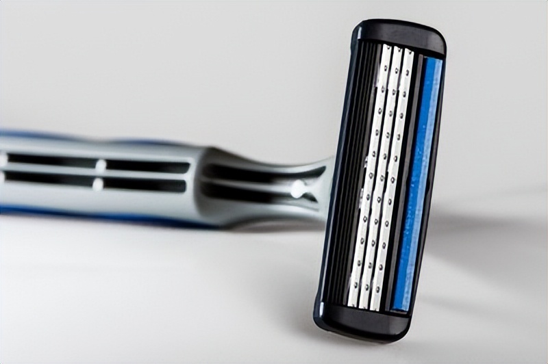 男士剃须刀手刮和电动哪个好,电动剃须刀和手动剃须刀有什么区别