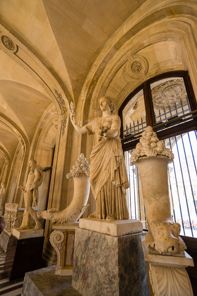 卢浮宫在历史上经历了怎样的改造？它在法国有怎样的地位？