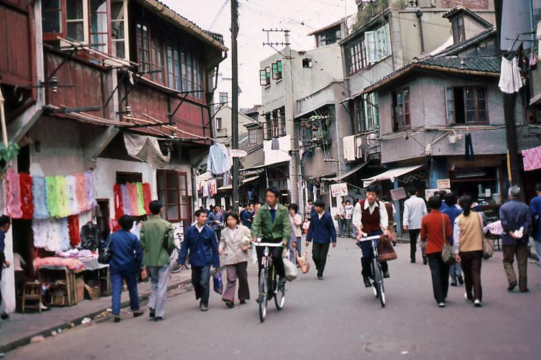 八十年代的上海老照片,踩在东海沿岸闪耀着无与伦比的繁荣骄傲