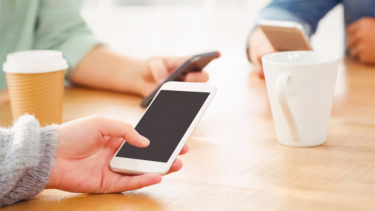 一个人不用手机与世隔绝,没有手机的日子就像与世隔绝