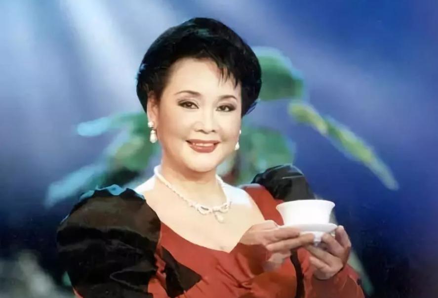 73岁李谷一全家近照曝光,73岁的李谷一全家近照曝光