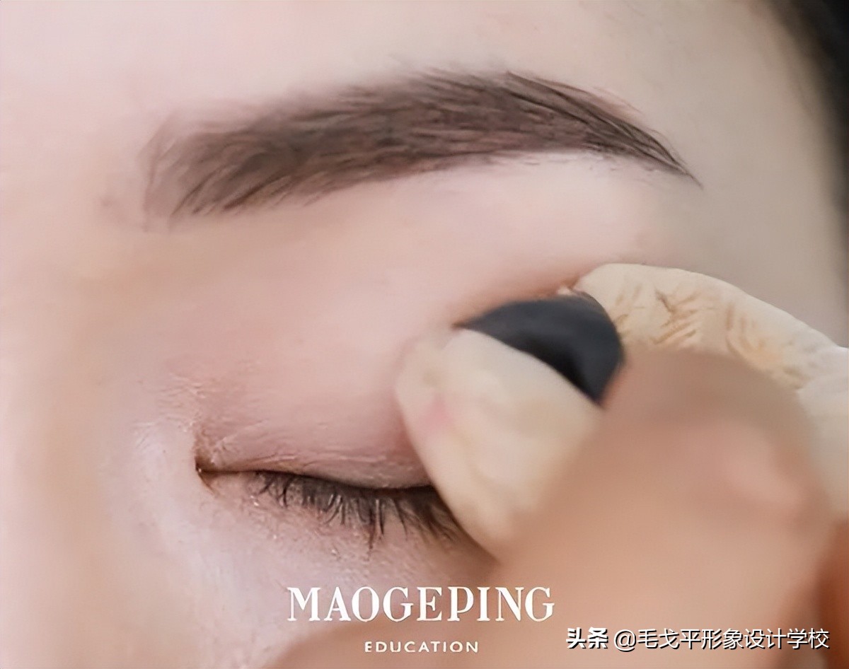 眼妆画着有点脏是什么原因,眼妆显脏是什么原因引起的