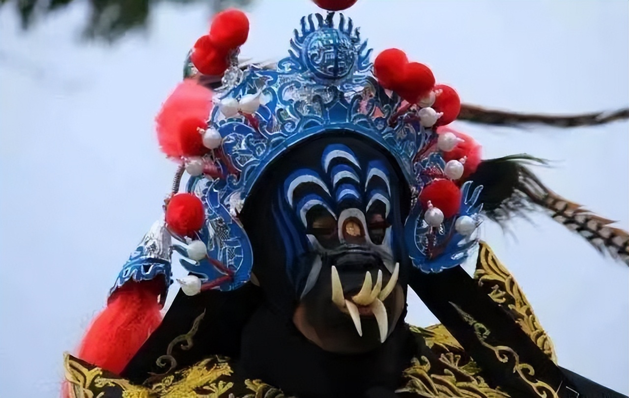 你见过人表演满口獠牙的吗