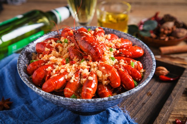 你们知道小龙虾哪里是不能吃的吗,小龙虾哪里能吃到哪里不能吃