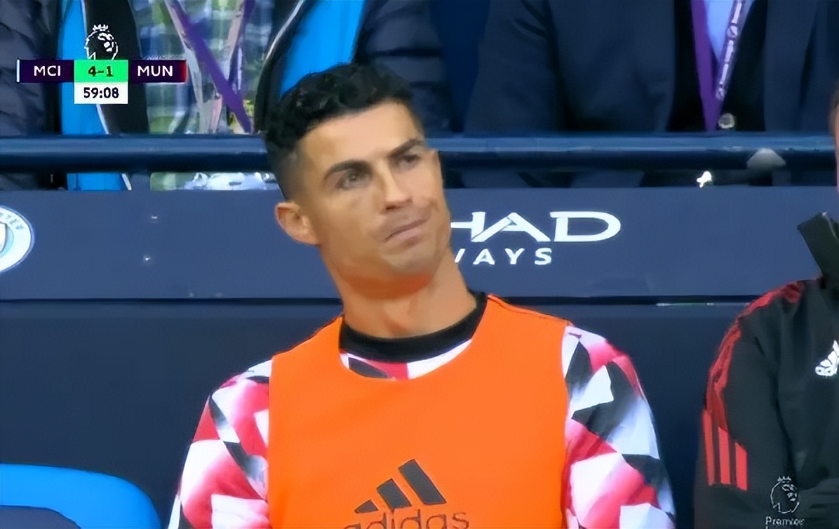 曼联2-1逆转曼城哈兰德被挡,曼联0比5惨败c罗赛后低头的照片