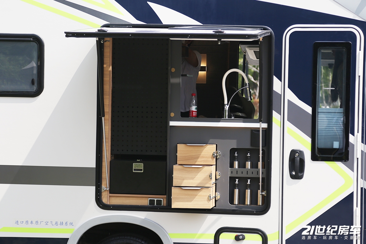 戴德房车urv2023款高配版,戴德云游C型大额头房车