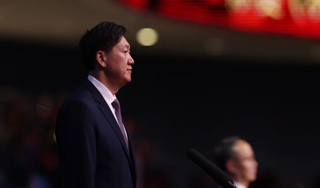 刘国梁给孙颖莎陈梦颁奖,刘国梁瓦尔德内尔杯