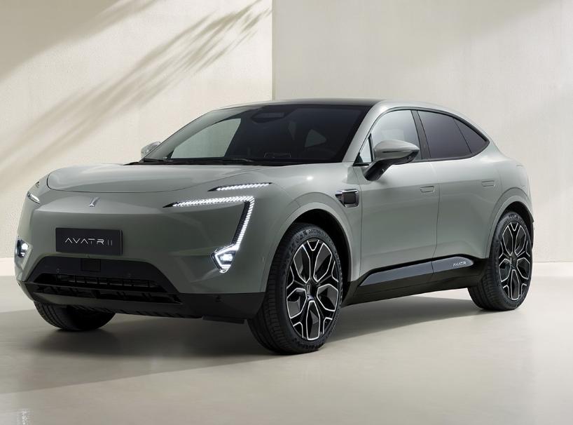 丰田章男驾驶氢燃料内燃机赛车,丰田章男展示新款丰田车