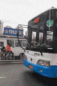 这衣服怎么穿内衣呀?不穿内衣怎么挺起来啊?