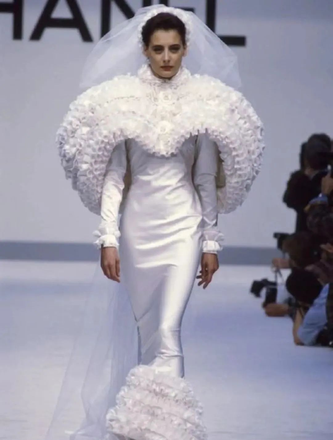 关之琳将拍卖私藏珠宝做慈善,关之琳拍卖51件私人珠宝真假