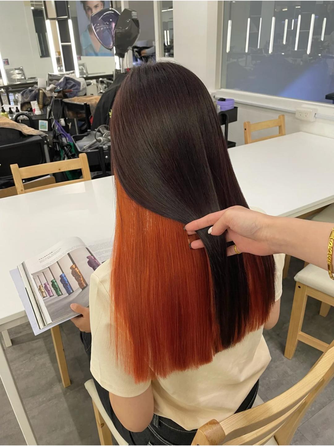 染完黑发以为很有气质,染红发颜值