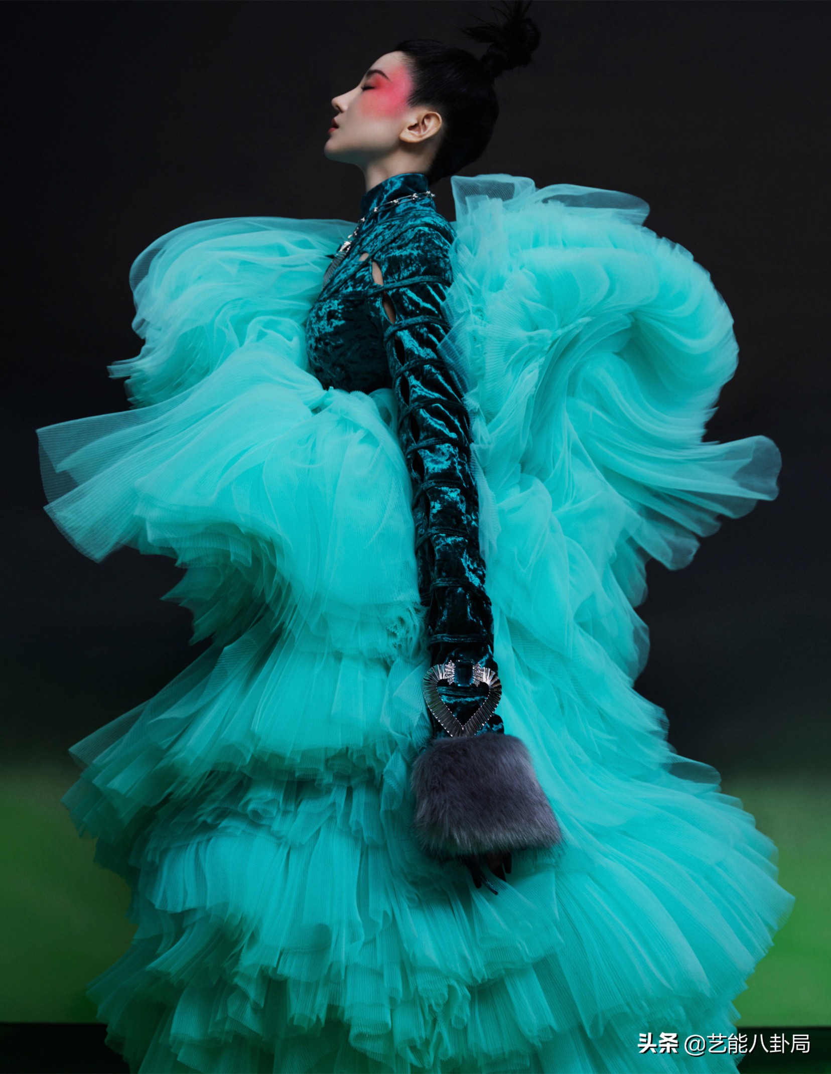 紧身衣、高筒袜，女星舞台造型杀疯了！穿高定唱跳，撩得人心痒痒