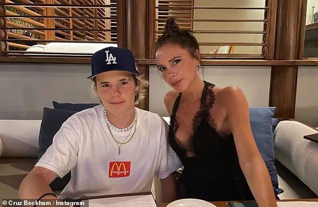 小贝家老三半裸上杂志遭网友骂：他才16岁