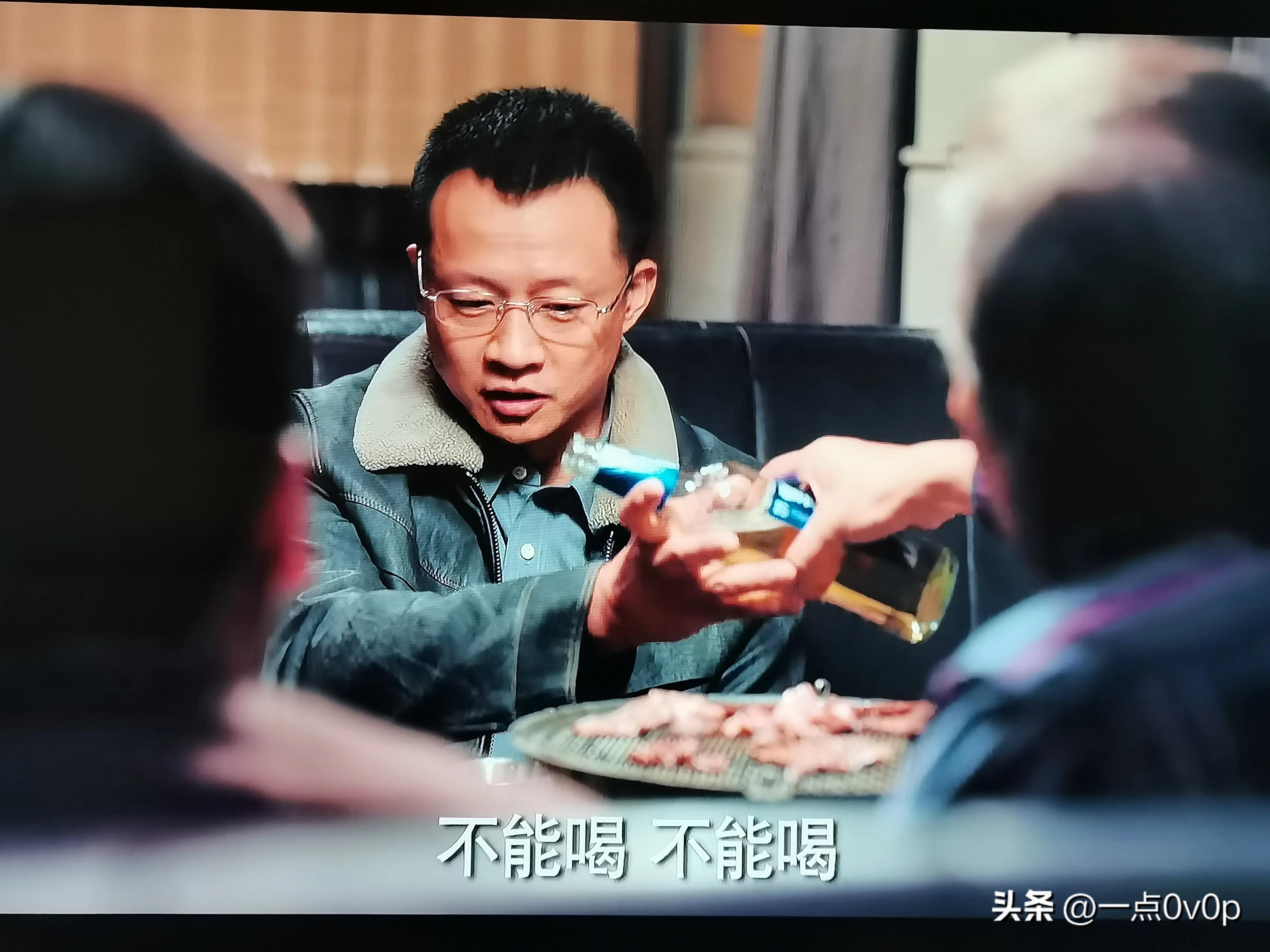 明明是求人办事，马队长却伙同猪队友把人的脸按在地上摩擦…