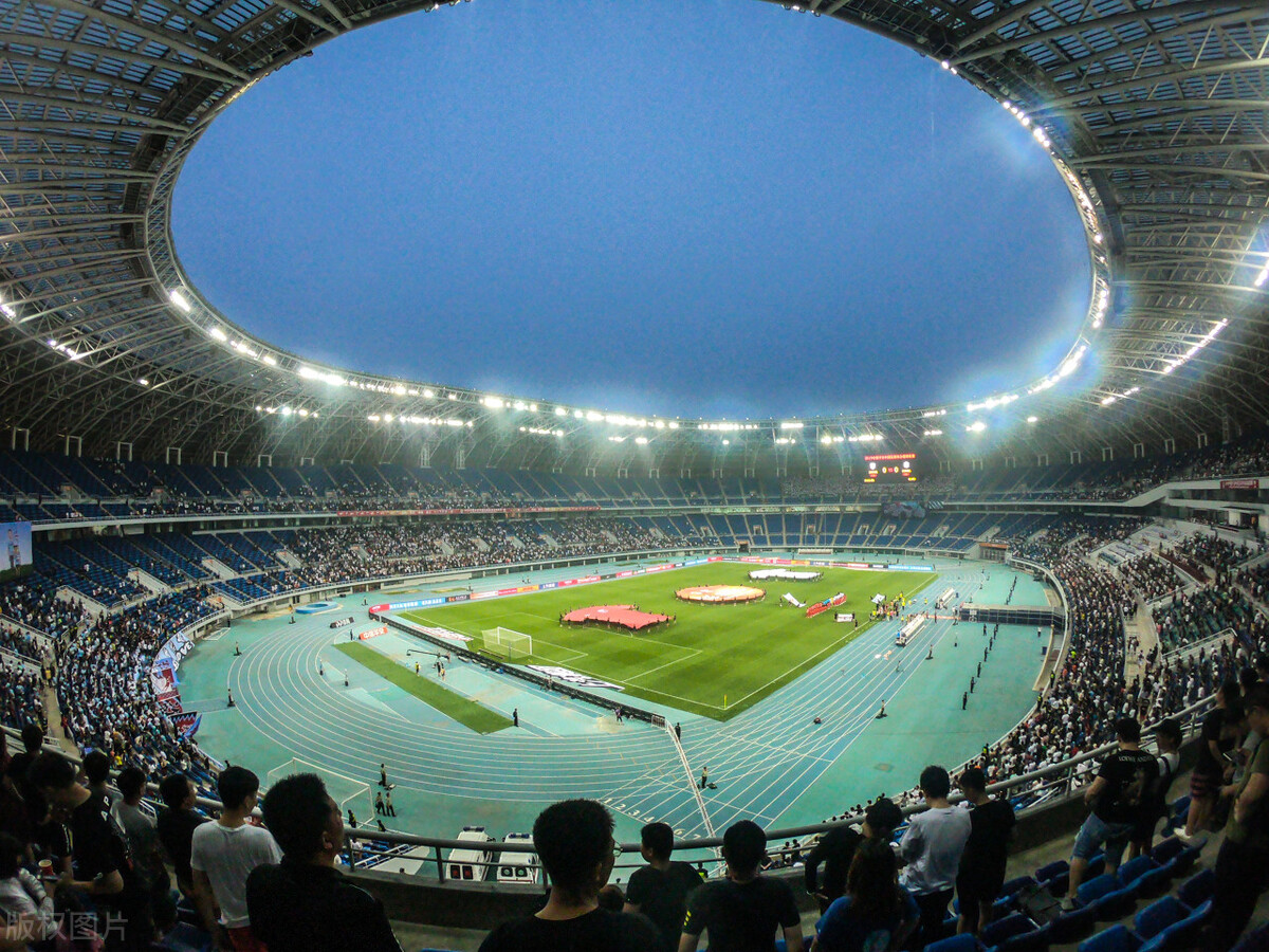 足球运动的十大魅力,简述足球运动的特点和作用1000字