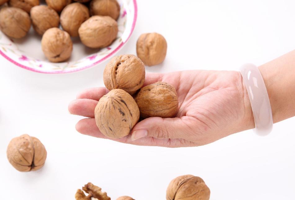 吃核桃对心血管病有好处吗,核桃对心血管病的功效