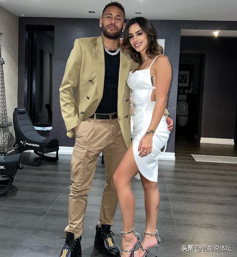 对比C罗内马尔的“霸王条款”，他们的合约女友，一个比一个能忍