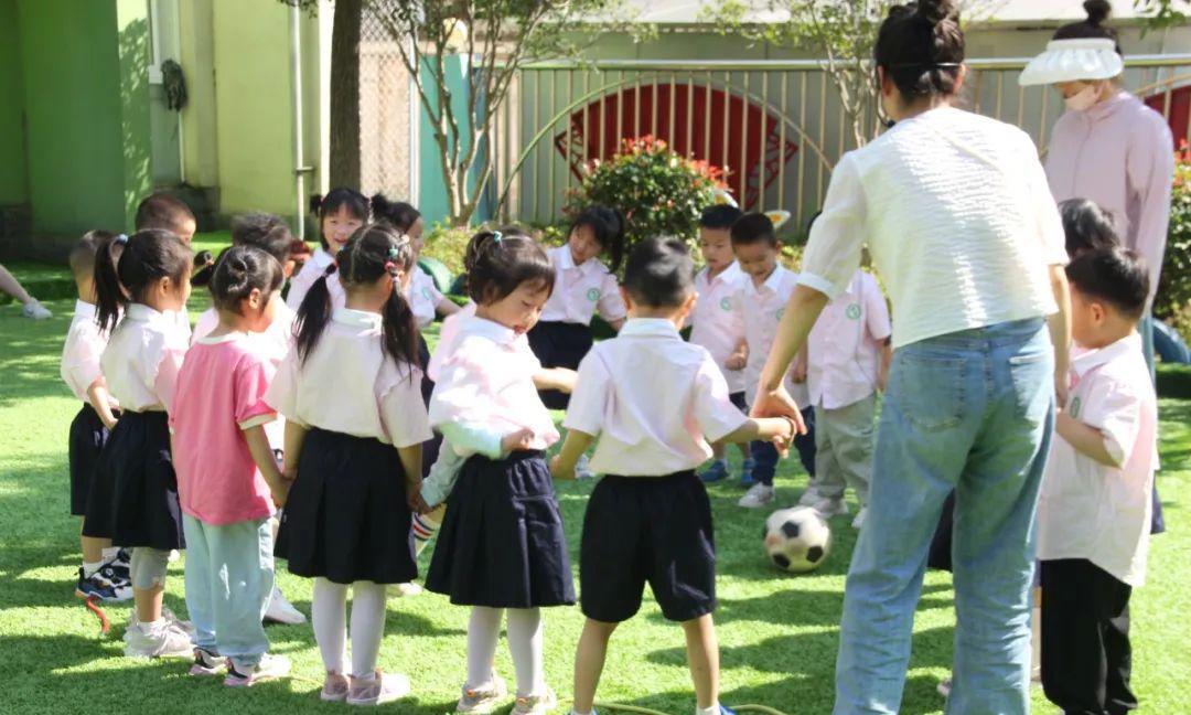 足球趣味小游戏幼儿园,小小足球户外游戏玩法