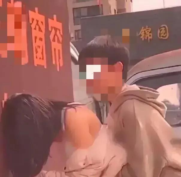 震惊！小情侣大白天公然上演大尺度动作片