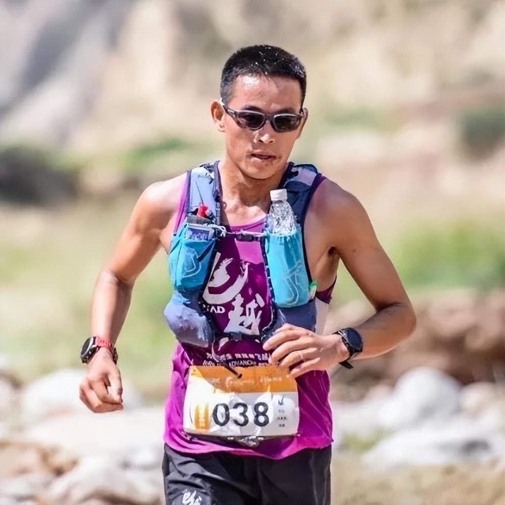 他被日本冠军称为英雄，21年却因跑马拉松遇难，2岁女儿替父领奖