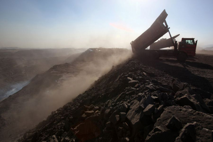 煤矿抑尘剂喷洒,煤炭抑尘剂使用效果图